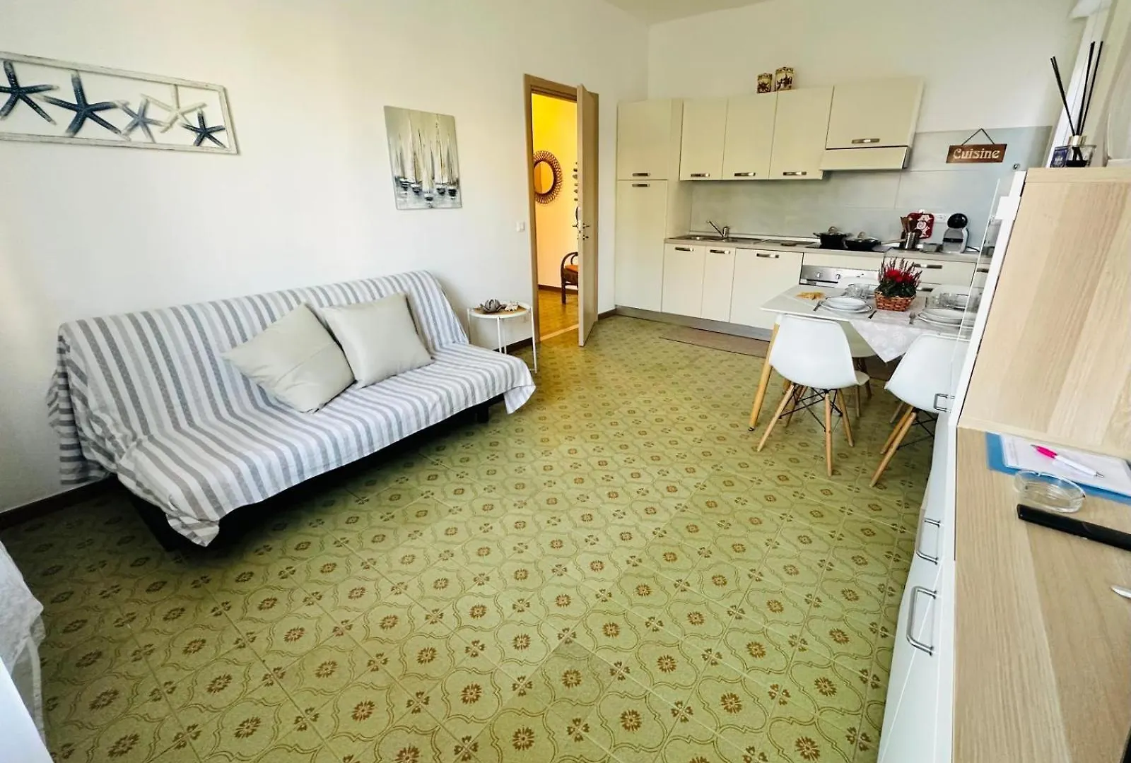 Appartamenti Giulia - Palazzo Milano Diano Marina 0*,  Italia